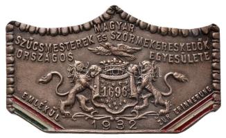1932. "Magyar Szűcsmesterek és Szőrmekereskedők Országos Egyesülete 1696 - Emlékül" festett, ezüstözött fém jelvény (31x50mm) T:2