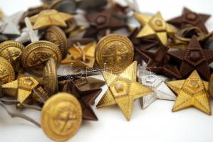 Katonai rangjelző gombok és csillagok, összesen 45 db