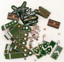 Különféle katonai rangjelző vállapok és felvarrók (33 db), valamint rangjelző gombok és csillagok (51 db)