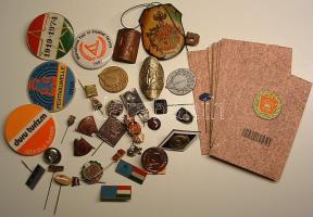 35 db magyar és külföldi szocialista jelvény és 19 db kitöltetlen szocialista brigádtag igazolvány