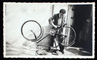 cca 1930 Bicikliszerelés közben, jelzetlen fotólap, 14x8,5 cm
