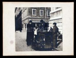 cca 1910 Fiumei utcai árus, kartonra kasírozott fotó, 8,5x8 cm / cca 1910 Fiume (Rijeka, Croatia), Hawker, 8,5x8 cm