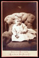 cca 1880 Klösz György (1844-1913): Kis gyerek nagy fotelben, keményhátú fénykép kabinetfotó méretben, 16x11 cm