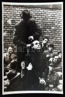 Fotó Szálasi Ferenc (1897-1946) kivégzéséről. Budapest, 1946. 03. 12. a Markó utcai börtön udvarán. A fénykép hátoldalán a Lynx párizsi stúdió bélyegzőjével. 17x12 cm