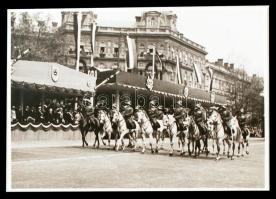 1937 Az olasz király látogatása Magyarországon, a díszes kíséret a Köröndön fotó / 1937 The Italian king in Hungary 18x12 cm