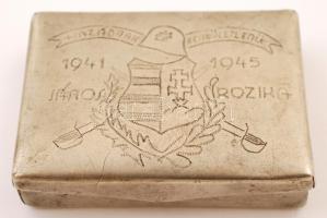 1945 Alpakka cigarettatartó, két oldalán katonai motívumos díszítéssel, feliratokkal, 9×6,5×2,5 cm