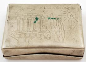 1945 Alpakka cigarettatartó, két oldalán katonai motívumos díszítéssel, feliratokkal, 9×6,5×2,5 cm