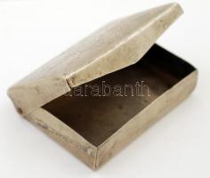 1945 Alpakka cigarettatartó, két oldalán katonai motívumos díszítéssel, feliratokkal, 9×6,5×2,5 cm