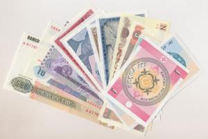 15db klf külföldi bankjegy, közte Irak, Jugoszlávia, Lengyelország, Mianmar, Üzbegisztán T:I,I- 15pcs of diff banknotes, including Iraq, Yugoslavia, Poland, Myanmar, Uzbekistan C:UNC,AU