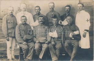 WWI K.u.K. injured soldiers with doctors group photo (fl)