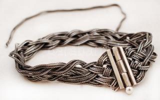 Ezüst (Ag.) fonott karkötő, jelzett, kis sérüléssel, h: 20,5 cm, nettó 30 g