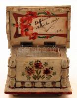 Gazdagon díszített, festett, faragott népi motívumos fa dobozka, 10,5×7,5×7,5 cm