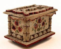 Gazdagon díszített, festett, faragott népi motívumos fa dobozka, 10,5×7,5×7,5 cm