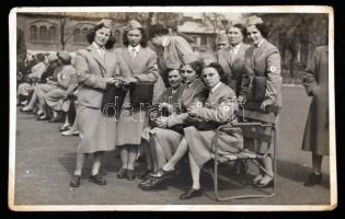 1959 Vöröskeresztes nővérek csoportképe, hátoldalon dátumozva, 14x9 cm / 1959 Red Cross nurses, 14x9 cm