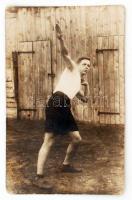 cca 1930 Súlylökés, Debrecen, fotólap, hátulján feliratozva, 13,5×8,5 cm