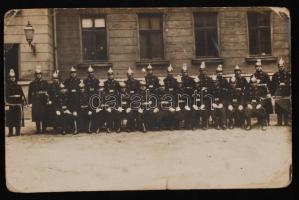 cca 1920 Rendőrök csoportképe, sarkai sérültek, 17x10 cm