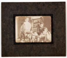 cca 1890-1900 Gyerekek hintalovakkal, paszpartuban, 10x8 cm