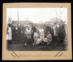 1935 "A Philaxia Rt." személyzete teniszpálya avatásakor, feliratozott fotó, albumlapra ragasztva, 17x12 cm