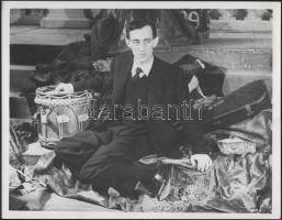 1938 London, Old Vic, Sir Alec Guinness(1914-2000) Oscar-díjas angol színész, forgatókönyvíró a színpadon, hátoldalon feliratozva, jelzetlen fotó, 22x17 cm / 1938 London, Old Vic, Sir Alec Guinness(1914-2000) actor, 22x17 cm