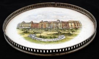 Kerek porcelán tálka, "Budapest: Szabadságtér. Freiheitsplatz" felirattal, fém kerettel, jelzés nélkül, kopásnyomokkal, d: 20 cm