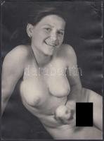 1946 Akt almával, hátoldalon felirattal, sarkai sérültek, 17x24 cm / 1946 Erotic photo, 17x24 cm