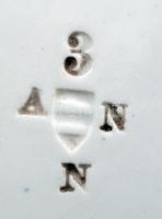 Kerek virágmotívumos porcelán tálka, fém kerettel és fülekkel, jelzett, kopásnyomokkal, d: 22,5 cm