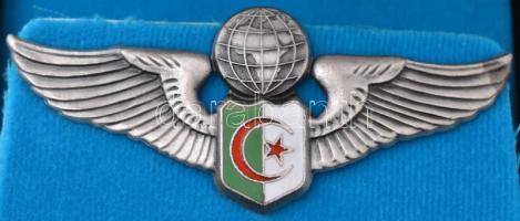 Algéria DN Algériai Légierő jelvénye, eredeti adományozói tokban a következő felirattal "Algériai Népi Demokratikus Köztársaság - Nemzeti Védelmi Minisztérium - Légierő Parancsnoksága" T:1 Algeria ND Algerian Air Force badge, in original case, with the following label in case "Republique Algerienne Democratique et Populaire - Ministere de la Defense Nationale - Direction de L'aviation Militaire" C:UNC