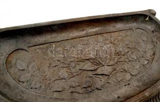 Gazdagon díszített öntöttvas parázsfogó, jelzés nélkül, 22×44 cm