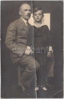 1925 Szentgyörgyi István(1881-1938) szobrászművész kisfiával, hátoldalon feliratozva, fotólap, felületén törésnyom, 9x13 cm
