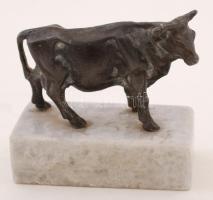 Tehenet mintázó kisméretű bronz szobor, márvány talapzaton, jelzés nélkül, 8,5×4×8 cm