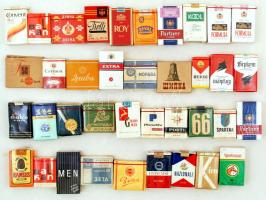 45 doboz, európai és keleti országokból (Kína, Korea, Jugoszlávia, Bulgária, Szovjetunió, Lengyelország, Albánia) származó cigaretták és szivarkák, bontatlan csomagolásban (egy-két doboznak sérült a nejlon borítása), pl. Golden Deer, Myohyangsan, stb.