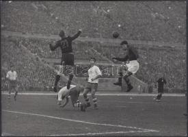 Kocsis fejel, sajtófotó a magyar-csehszlovák labdarúgó mérkőzésről, hátulján jelzett, 13×18 cm