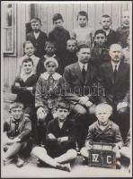 2 db korábbi negatívról készül fotónagyítás Cziffra György (1921-1994) világhírű zongoraművész gyermekkorából: családjával, ill. a "Tripoliszban", a Tomori úti barakkiskolában készült osztályfotó az 1931-1932. évből, 18×24 cm /  2 photos from the youth of George Cziffra (1921-1994), a worldwide-known Hungarian composer and pianist, 18×24 cm