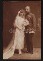 cca 1920 Katonatiszt és felesége, esküvői fotó, hátulján feliratozva, 19,5×12,5 cm
