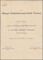 1954 Dobi István (1898-1968), Magyarország korábbi miniszterelnöke (1948-1952), ekkoriban az Elnöki Tanács elnöke (1952-1967) és Darabos Iván, az Elnöki Tanács titkára (1953-1956) aláírásai a Magyar Népköztársaság Elnöki Tanácsának "Szocialista Munkáért" Érdemérem kitüntetést adományozó oklevelén