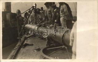 Torpedo einführen; Verlag Rotes Kreuz, Pola / K.u.K. navy, torpedo on board, photo