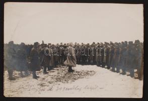 cca 1914-1917 Hazai Samu (1851-1942) hadügyminiszter (1910-1917) a 309. honvéd gyalogezred katonáihoz beszél a fronton, fotó, feliratozva, 12×17,5 cm