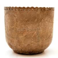 Gazdagon díszített réz kaspó, jelzett, kopásnyomokkal, d: 12 cm, m: 10,5 cm