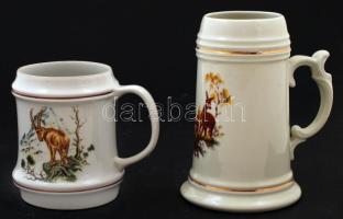 2 db vadászmotívumokkal díszített Hollóházi porcelán korsó, matricás, jelzett, d: 8,5 ill. 7 cm, m: 12 ill. 16,5 cm