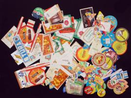 Nagy címke tétel: különféle régi sajt-, bor-, lekvár-, szalámi, stb. címkék, külföldi és magyar vegyesen