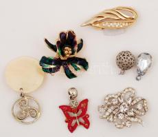 Vegyes bizsu tétel: medálok, női 5db, kitűzők 3db