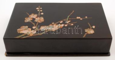 Cseresznyevirágokkal díszített fekete lakkozott doboz, kis hibákkal a sarkain, 16x10x4 cm