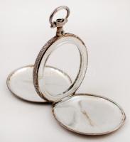 Ezüstözött fém zsebóratok a szántás és aratás motívumaival, belül karcos, d: 5 cm