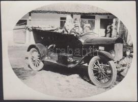 1930 Harta, A fiatal sofőr, automobil fotója, hátoldalon feliratozva, 10x8 cm / 1930 Automobile, 10x8 cm