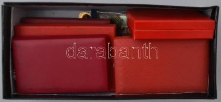 Kis doboznyi vegyes szocialista kitüntetés, jelvény, emlékérem, közte ~1970. "Kiváló Szövetkeze...