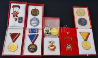 Kis doboznyi vegyes, főleg szocialista kitüntetés, jelvény, emlékérem, közte "Kiváló társadalmi munkáért" zománcozott fém jelvény tokban, "Honvédelmi Érdemérem" 10 és 15 év után, fém kitüntetések mellszalagon, tokban, 1995. "János hegy - Zugliget" műgyantás fém jelvény T:vegyes