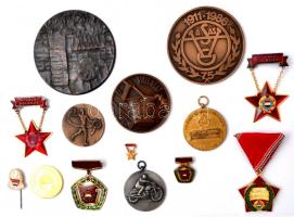 Kis doboznyi vegyes, főleg szocialista kitüntetés, jelvény, emlékérem, közte "A Vállalat Kiváló Brigádja" zománcozott fém jelvény miniatűrrel tokban + 1950. "Magyar Szabadságharcos Szövetség" aranyozott Br és fém medál (40mm) + 1967. "Öntödei Vállat / PV Nagygyakorlat" Br emlékérem (55mm)  T:vegyes