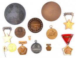 Kis doboznyi vegyes, főleg szocialista kitüntetés, jelvény, emlékérem, közte "A Vállalat Kiváló...