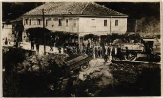 1917 Prosecco-i országúton, katonai jármű balesete / WWI Italian front, accident of military vehicles around Prosecco, photo