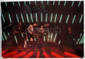 cca 1971-1980 A Locomotiv GT(LGT) magyar rock együttes nagyméretű posztere aláírásokkal, szakadással, fotóval, 98x67 cm, fotó 12x9 cm